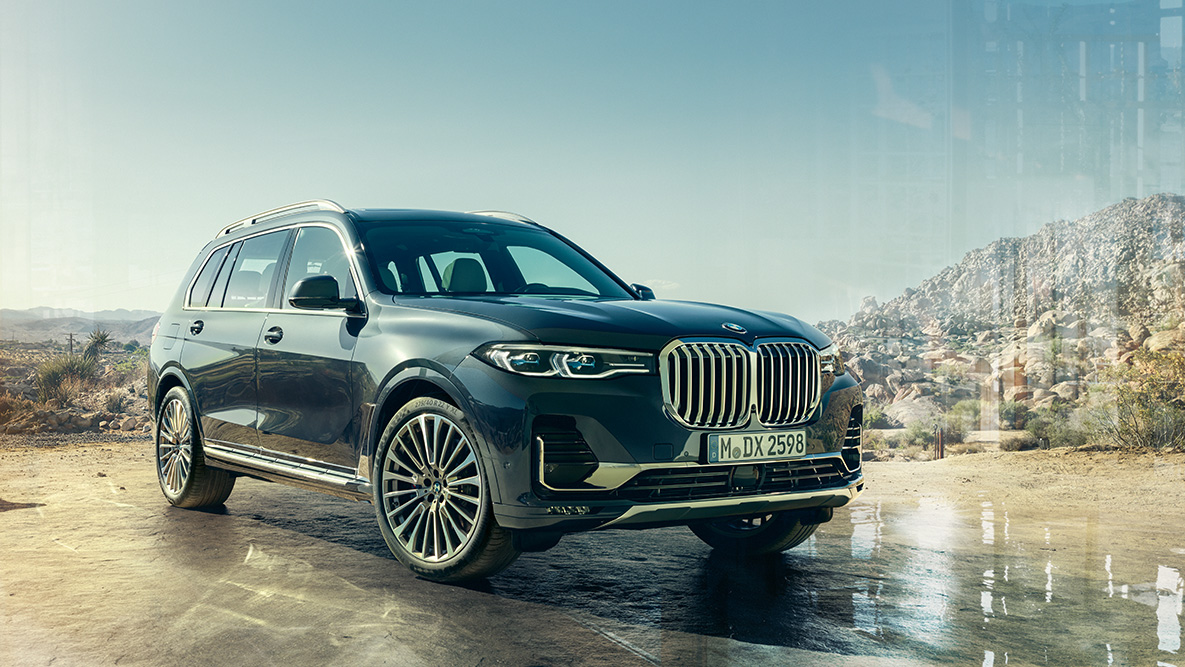 BMW X7 exterior, three-quarters front view BMW X7 exterior: three-quarters front view in front of desert background