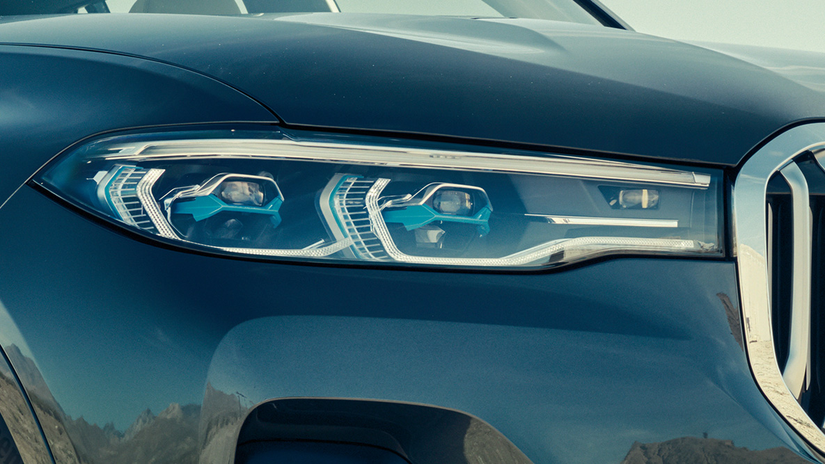 BMW laser light BMW laser light: Close-up of the BMW X7 front in three-quarter front view