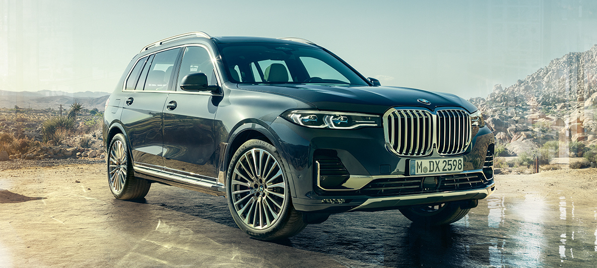 BMW X7 exterior, three-quarters front view BMW X7 exterior: three-quarters front view in front of desert background