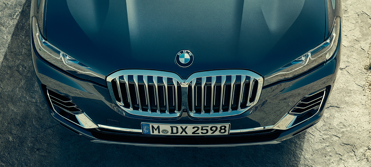 BMW kidney grille of the BMW X7 BMW kidney grille: high-angle shot of BMW X7 front