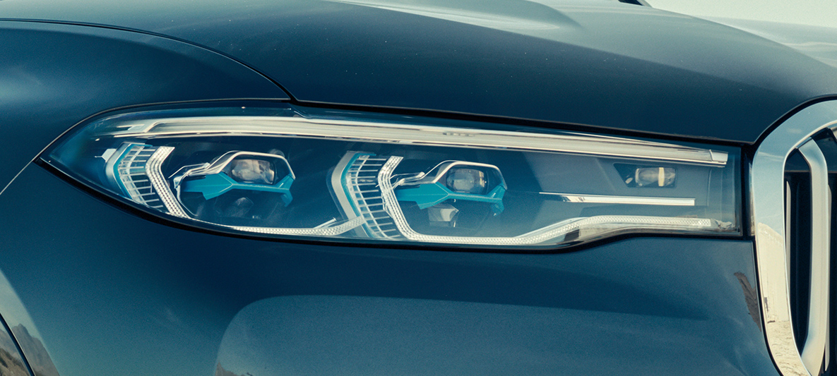 BMW laser light BMW laser light: Close-up of the BMW X7 front in three-quarter front view