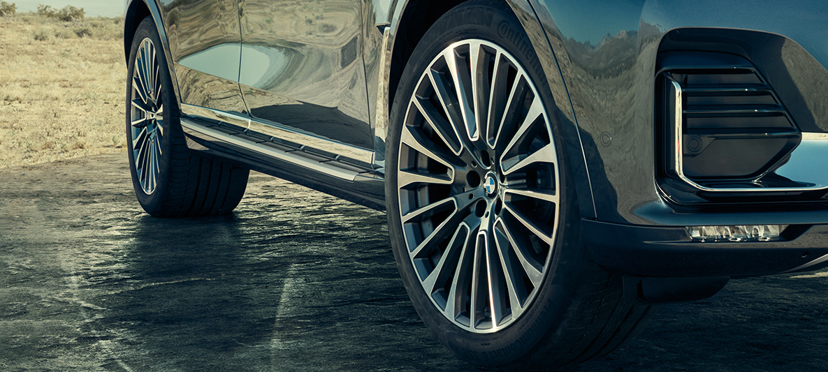 22'' light alloy wheels 22'' light alloy wheels: three-quarter front view of the BMW X7 with focus on the wheels