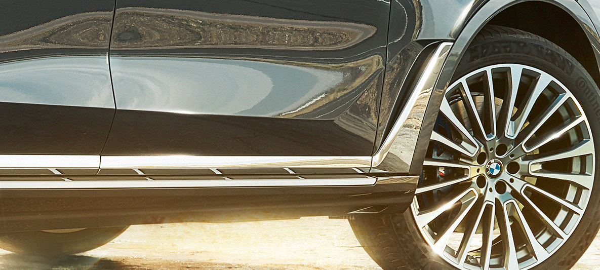 Air Breather of the BMW X7 Air Breather: BMW X7 from the oblique side perspective in front of desert background