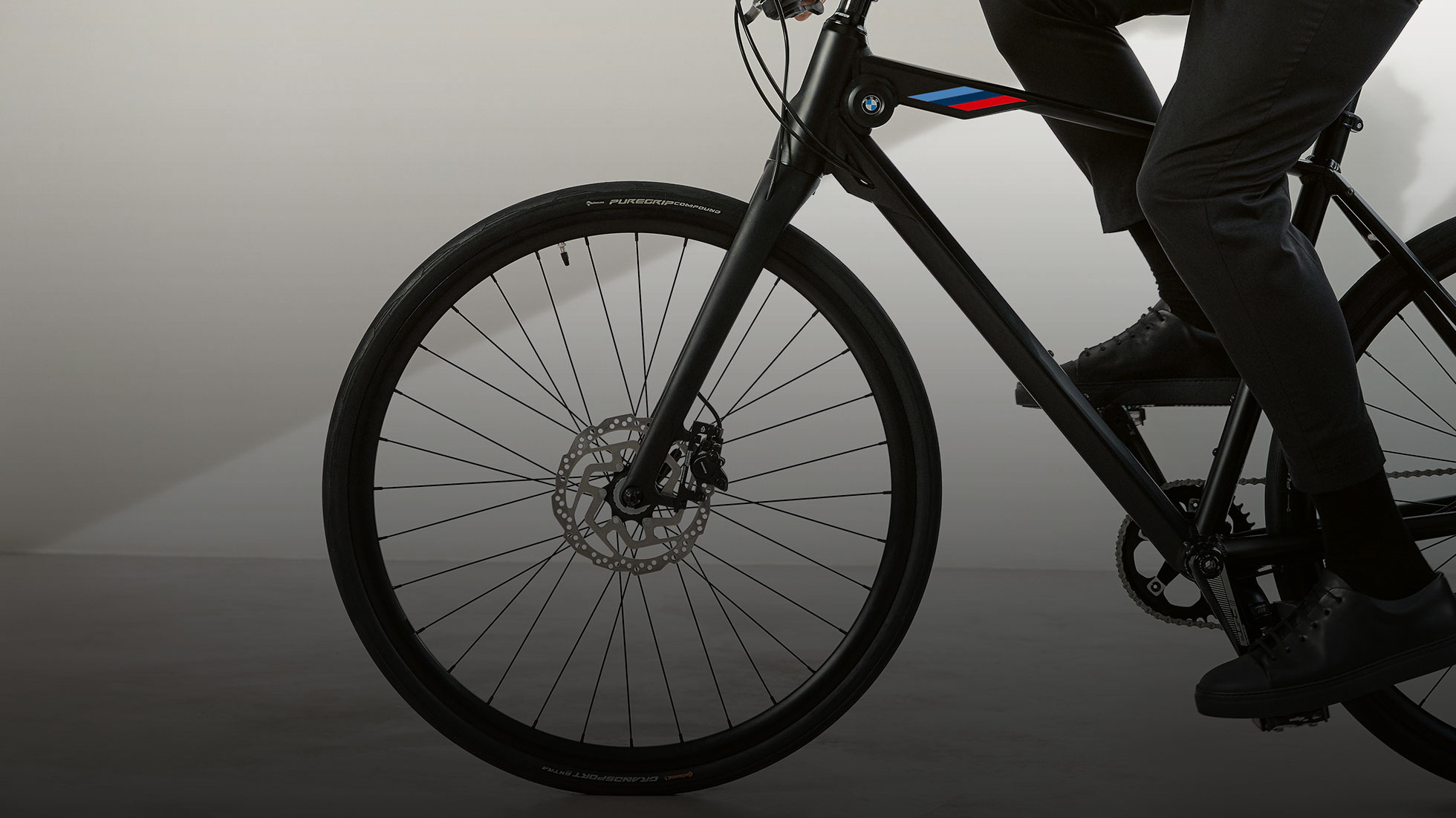 The picture is a close-up of the carbon-fibre fork that contributes to reducing the overall weight of the bike. The picture is a close-up of the carbon-fibre fork that contributes to reducing the overall weight of the bike.