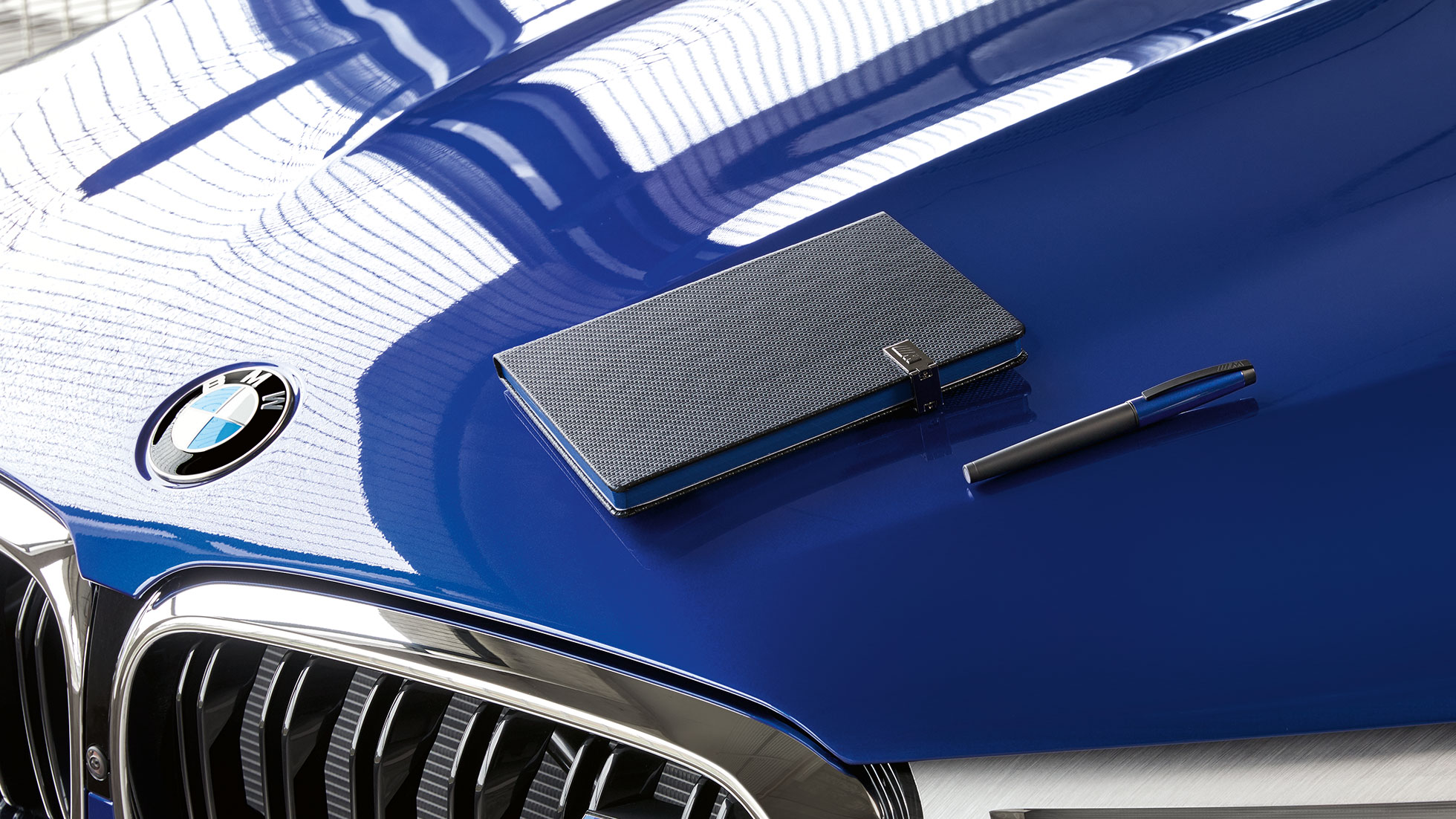 The most important things are always at hand when you have your BMW M Notebook and a BMW M Rollerball with you at all times. The picture shows details of the BMW M Notebook and the BMW M Rollerball.