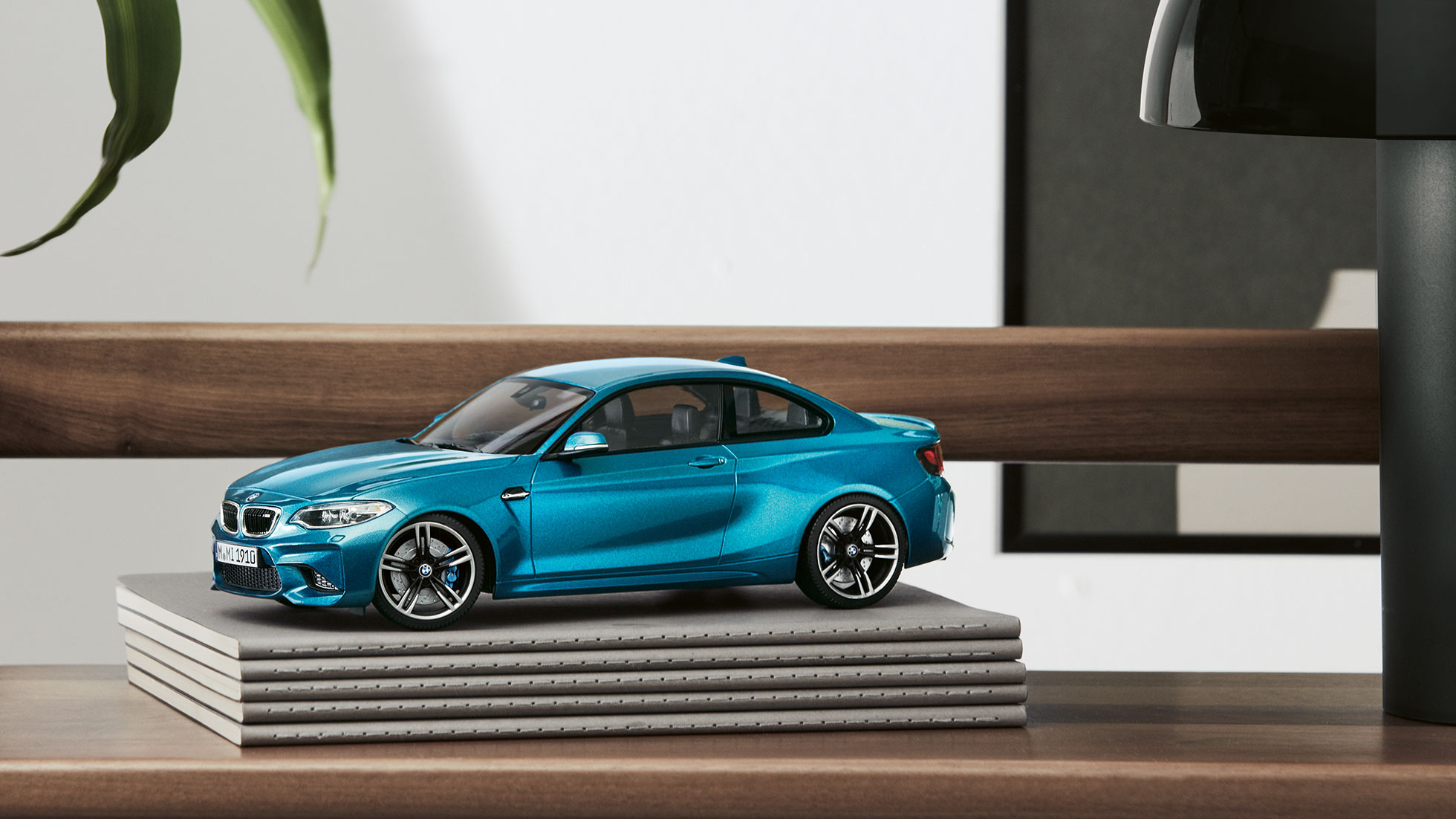 Miniature BMW M2 in Long Beach Blue. The picture shows a miniature of the BMW M2 in Long Beach Blue.