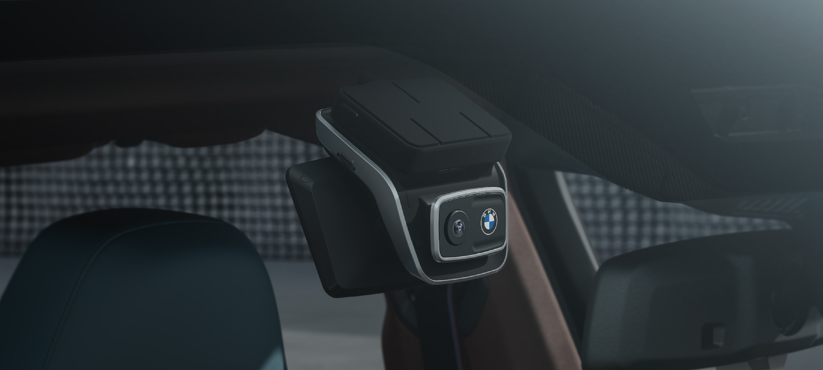 Features and benefits Original BMW Accessories: woman wears sun glasses and smiles, BMW in the background