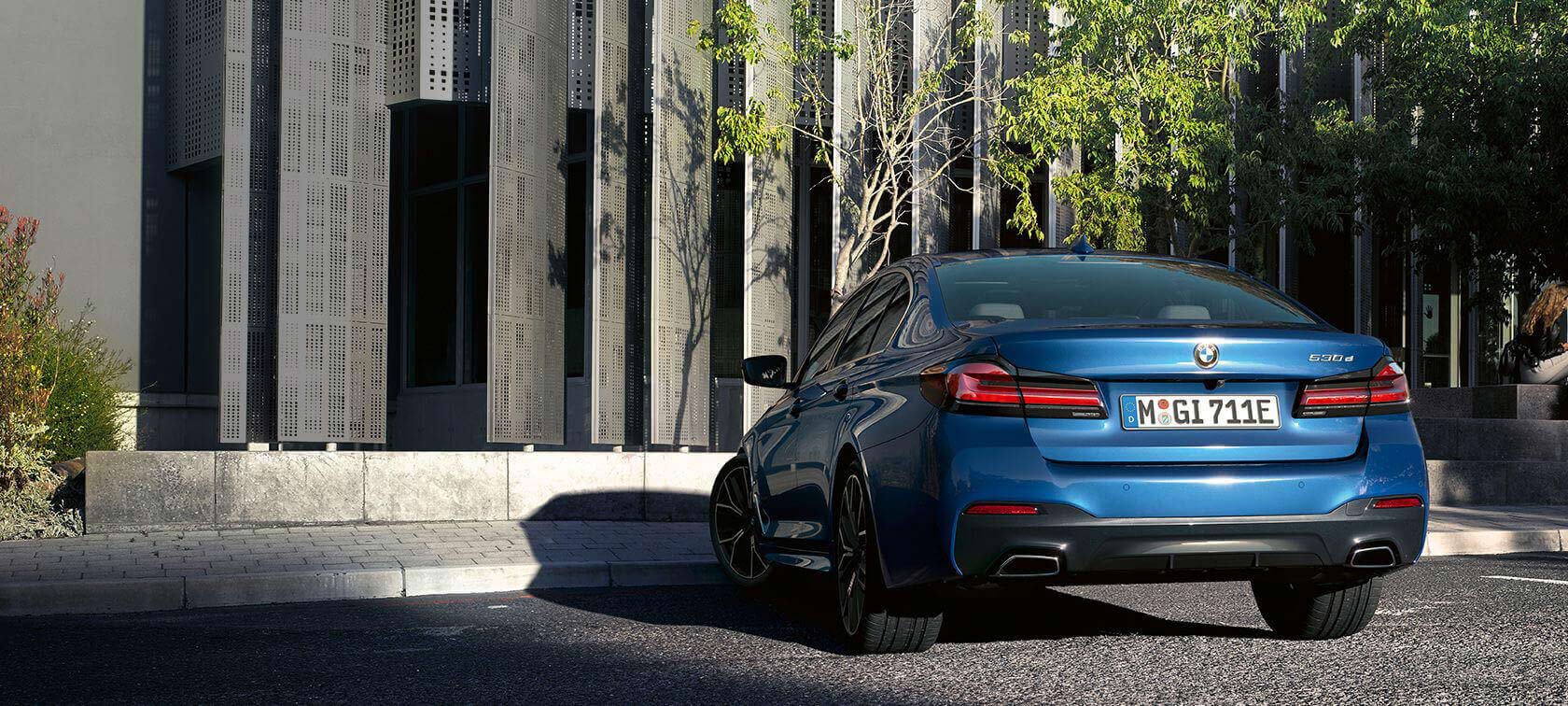 THE 5 G30 standing THE 5 G30 Facelift 2020 Phytonic Blue rear view standing