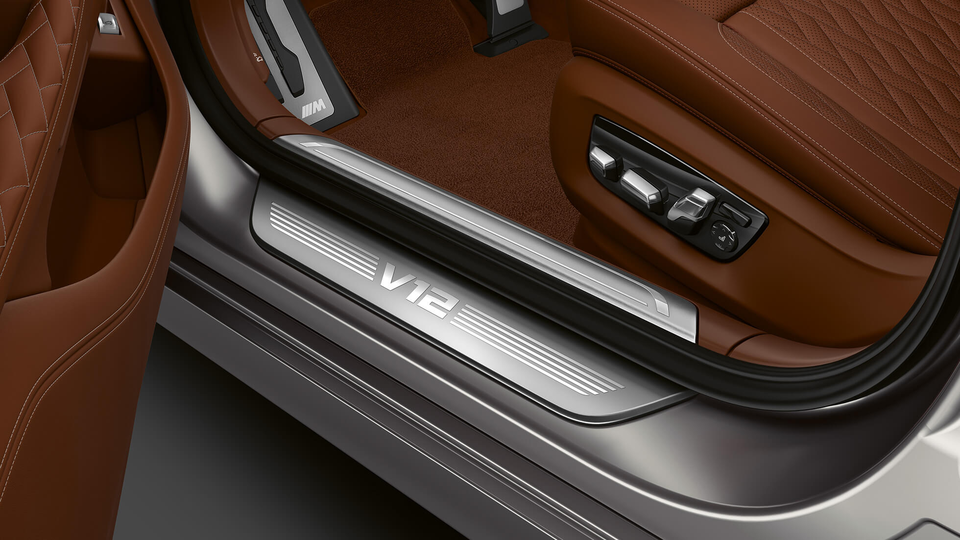 BMW M760Li xDrive Sedan entry strip BMW M760Li xDrive Sedan: entry strip with V12 lettering
