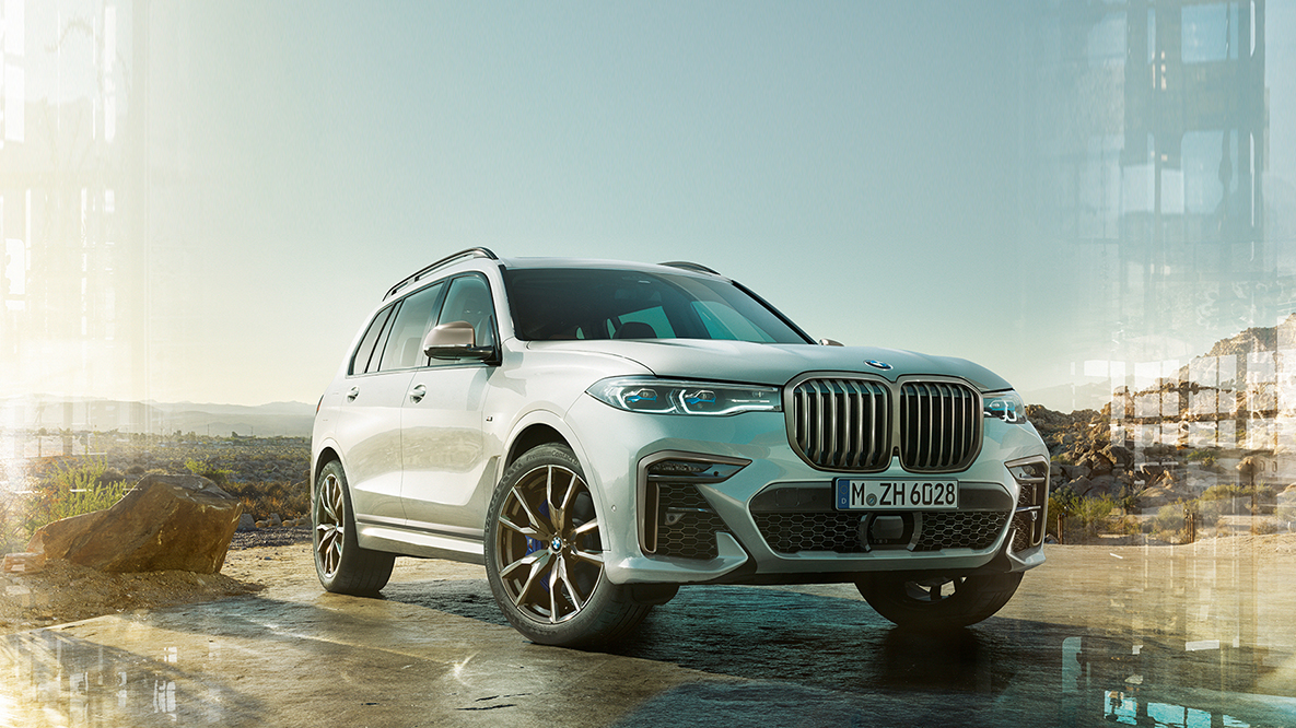 BMW X7 exterior, three-quarters front view BMW X7 exterior: three-quarters front view in front of desert background
