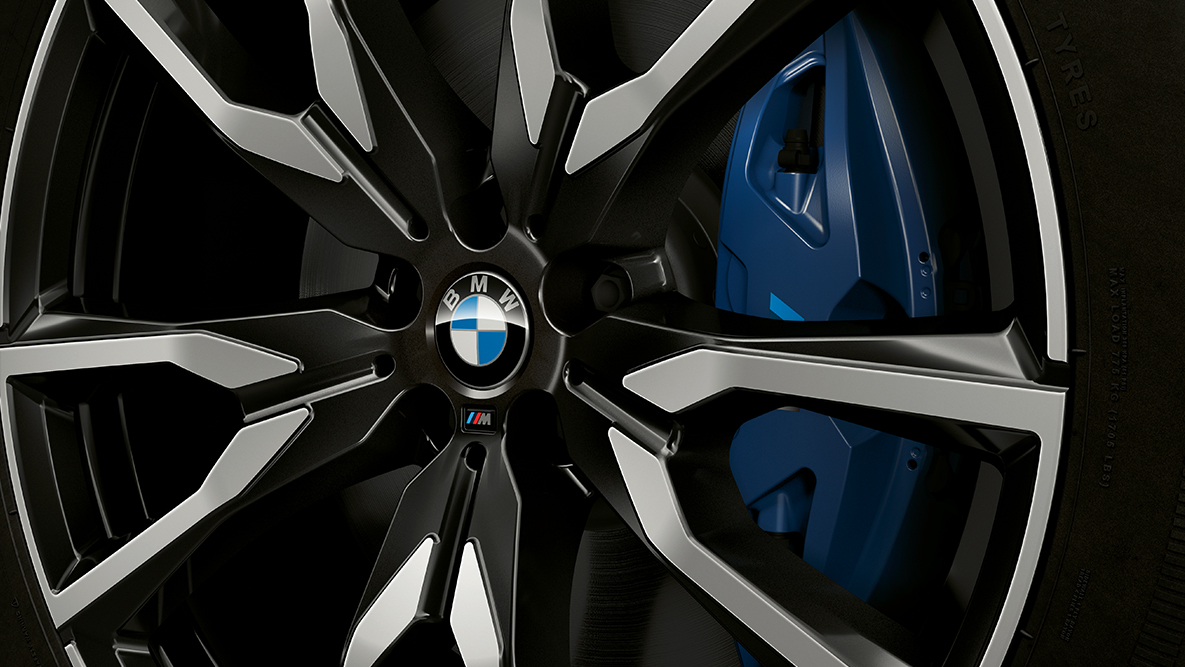 22'' light alloy wheels 22'' light alloy wheels: three-quarter front view of the BMW X7 with focus on the wheels