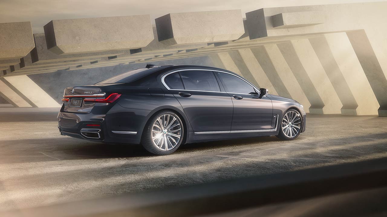 BMW Individual 7 Series Sedan, birds-eye perspective BMW Individual 7 Series Sedan in red in birds-eye perspective