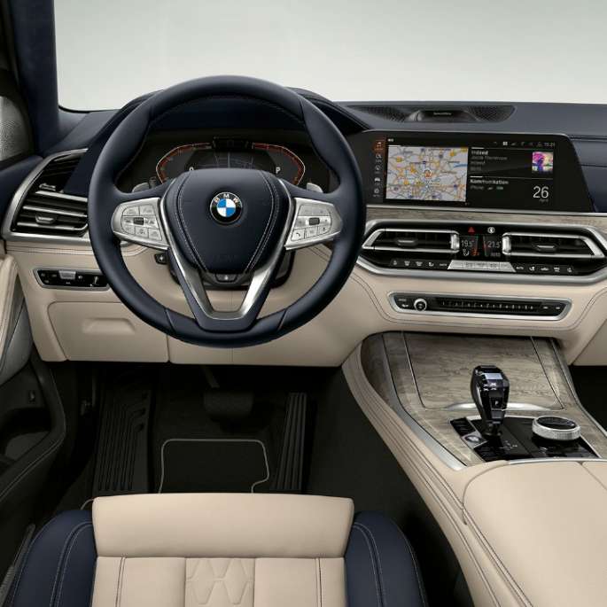 Frontal close-up of the driver's cockpit of the BMW X7 with Design Pure Excellence features