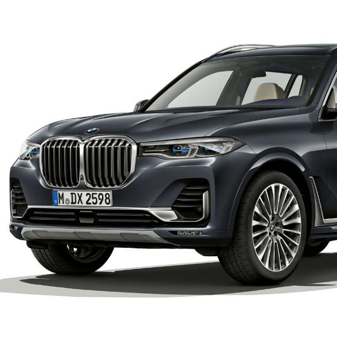 Studio shot of the BMW X7 three-quarter front view in Design Pure Excellence