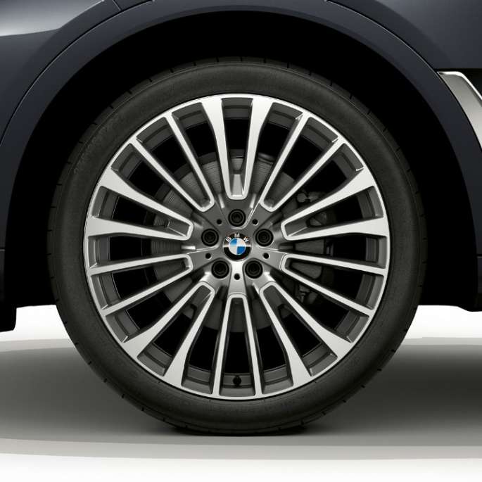 Close-up of the light alloy wheel of the BMW X7 with Design Pure Excellence features