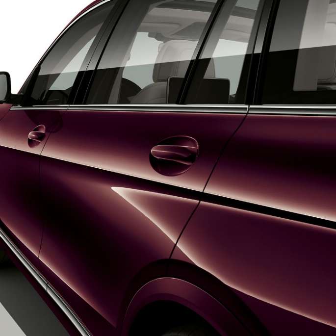 Frontal close-up of the driver's cockpit of the BMW X7 with M Sport Package features