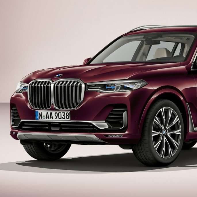 Studio shot of the BMW X7 three-quarter front view in M Sport Package