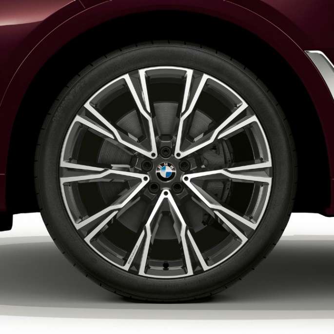 Close-up of the light alloy wheel of the BMW X7 with M Sport Package features