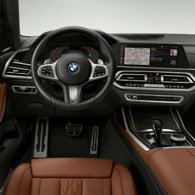 Side view of the BMW X7 with BMW Individual X7 40i xDrive features