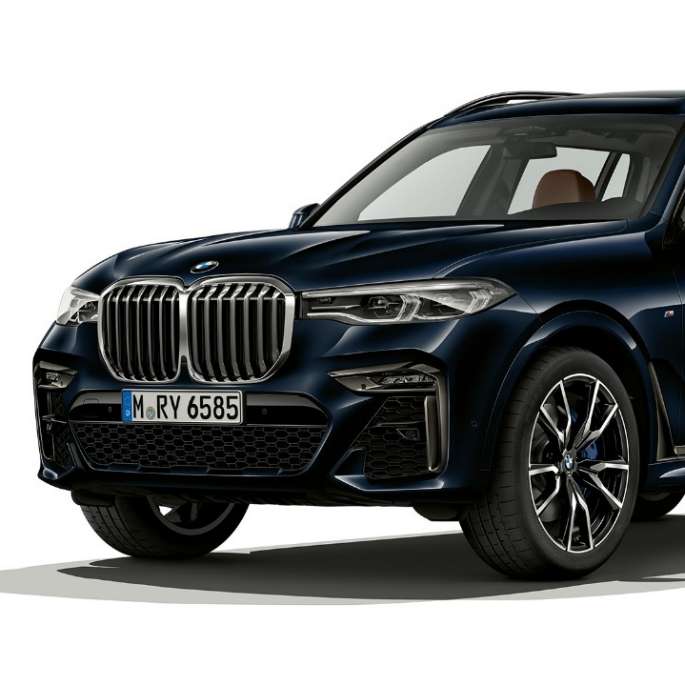 Studio shot of the BMW X7 three-quarter front view as BMW Individual X7 40i xDrive