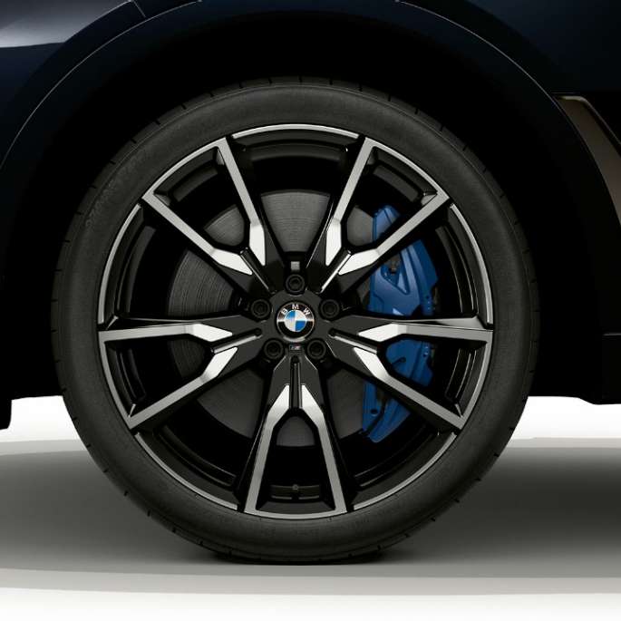 Close-up of the light alloy wheel of the BMW X7 with BMW Individual X7 40i xDrive features