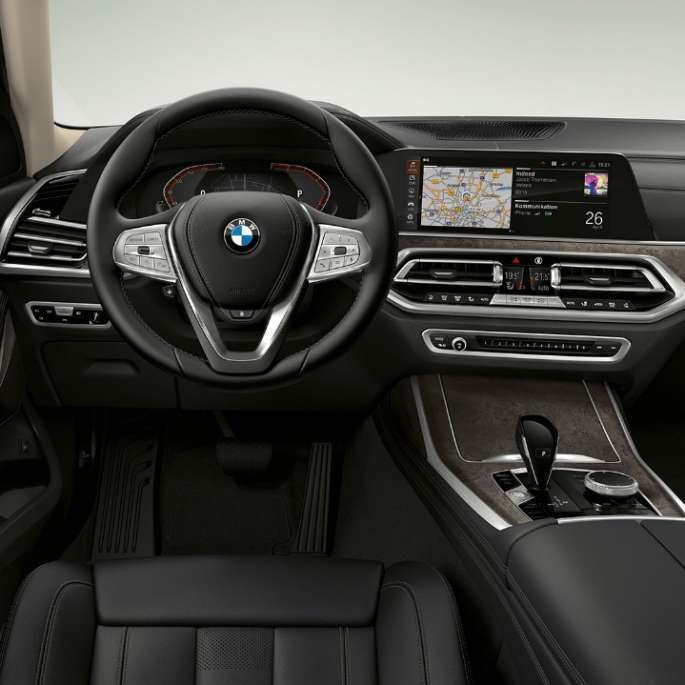 Frontal close-up of the driver's cockpit of the BMW X7 with standard equipment features