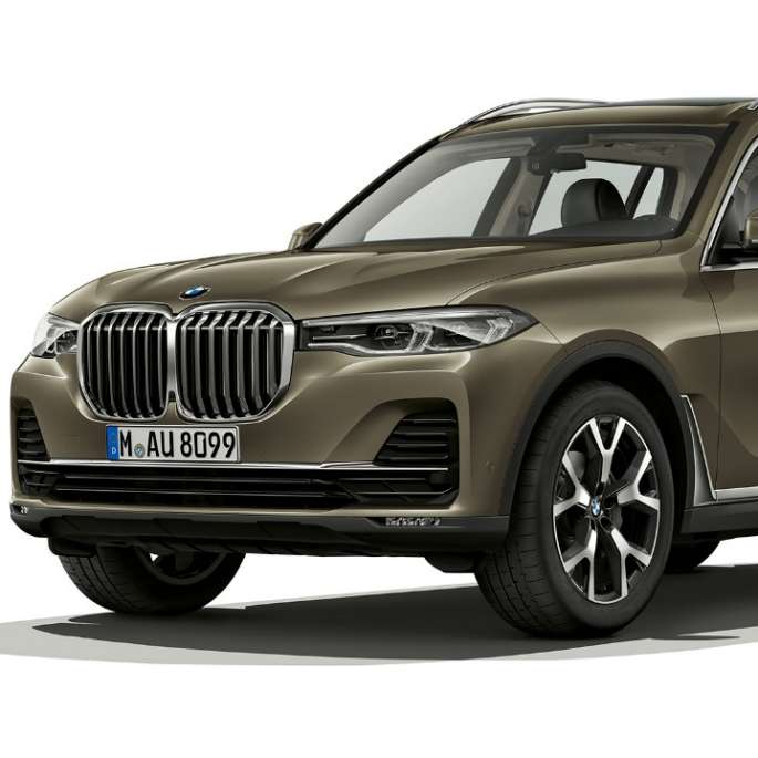 Studio shot of the BMW X7 three-quarter front view in Vermont bronze