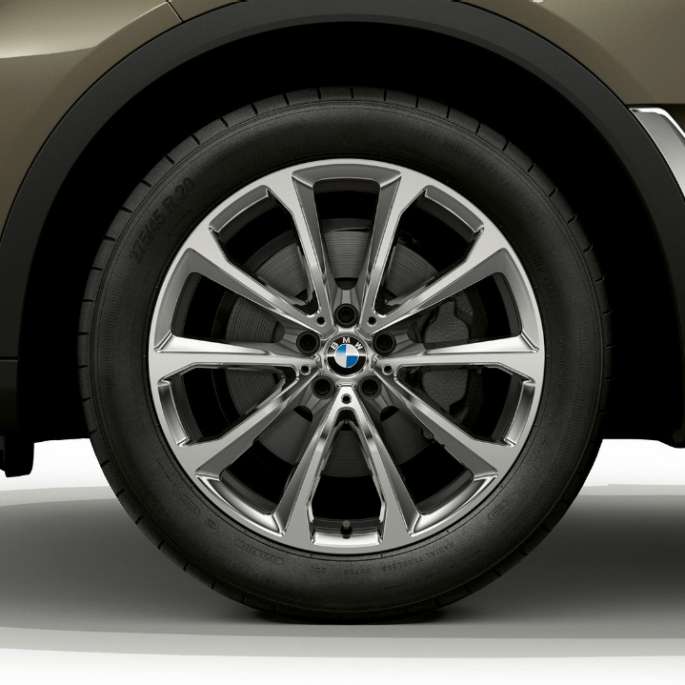 Close-up of the light alloy wheel of the BMW X7 with standard equipment features
