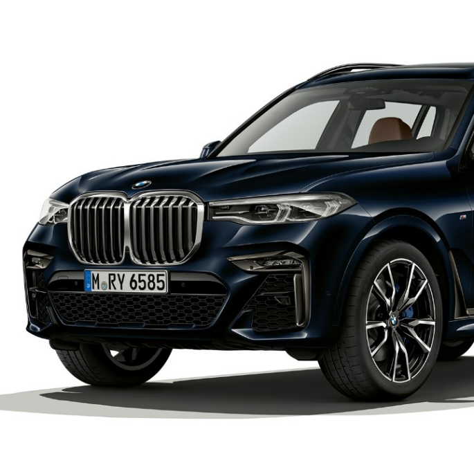 BMW X7 BMW Individual X7 40i xDrive Studio shot of the BMW X7 three-quarter front view as BMW Individual X7 40i xDrive