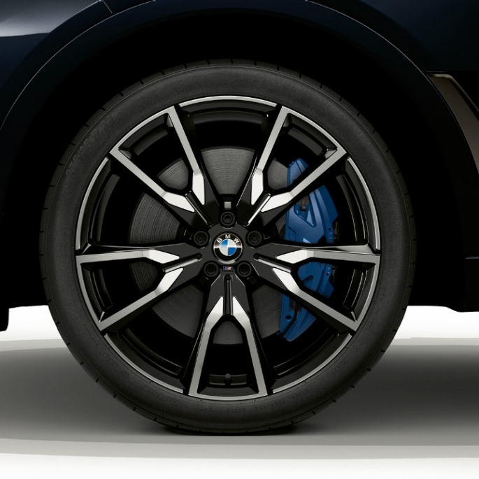 BMW X7, BMW Individual X7 40i xDrive light alloy wheel Close-up of the light alloy wheel of the BMW X7 with BMW Individual X7 40i xDrive features
