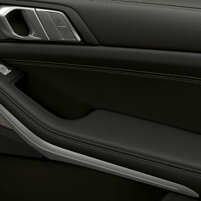 BMW X7, standard equipment inner door Close-up of the inner door of the BMW X7 with standard equipment features