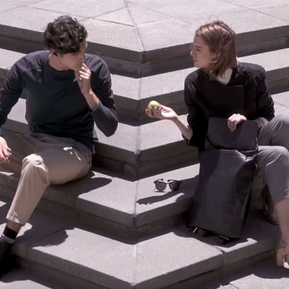 In the video, a young woman wearing sunglasses presents the BMW i Jacket for women. In the video, a young woman wearing sunglasses presents the BMW i Jacket for women.